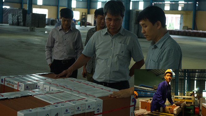 Ông Nguyễn Anh Tuấn - Tổng giám đốc Tổng công ty Viglacera (thứ 2 từ trái qua) đang kiểm tra chất lượng sản phẩm