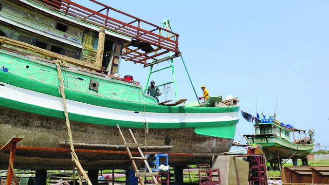 Tỉnh Cà Mau chỉ có một cơ sở ở Sông Đốc đủ điều kiện đóng tàu gỗ lớn. Ảnh: Nguyễn Tiến Hưng