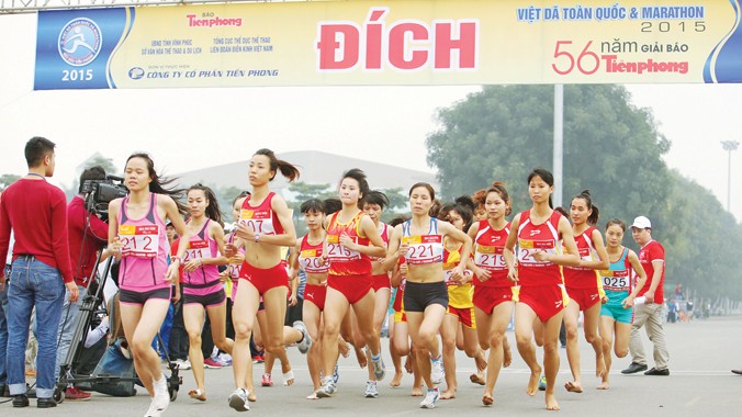 Niềm hy vọng vàng Đỗ Thị Thảo (thứ 2 bên trái) thi đấu tại Việt dã toàn quốc và Marathon giải báo Tiền Phong năm 2015. Ảnh: Như Ý