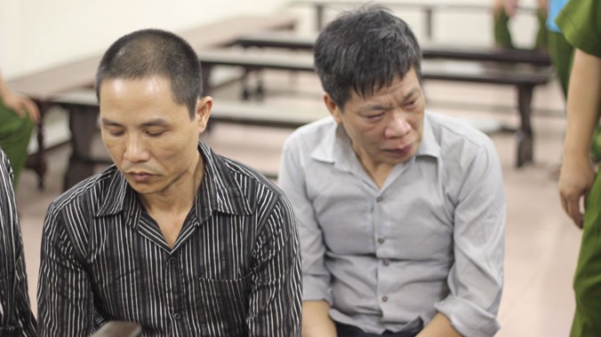 Lê Trung Kiên, cựu Phó ban Tổ chức Quận ủy Cầu Giấy (Hà Nội) (ngồi sau) cùng đồng phạm tại tòa