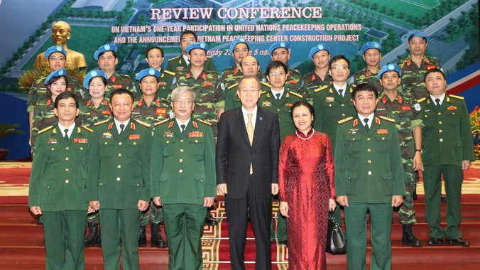 Tổng Thư ký LHQ Ban Ki-Moon cùng các lãnh đạo, sỹ quan Bộ Quốc phòng và Trung tâm GGHB Việt Nam. Ảnh: Ông Quốc Chính