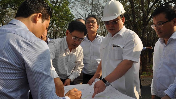 Phó Thủ tướng Hoàng Trung Hải ngày 14/3/2014 kiểm tra thực địa khu vực quy hoạch xây dựng Cảng Hàng không Quốc tế Long Thành. Ảnh: TTXVN