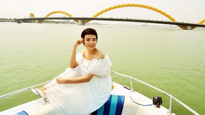 Ngọc Nữ đẹp rạng ngời trên sông Hàn. Ảnh: Lê Kim Bách Khoa