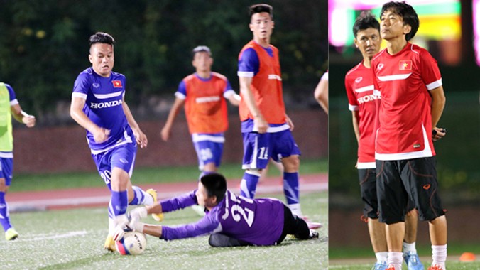 Các cầu thủ U23 (ảnh lớn) có buổi tập mệt nhoài ngay ngày đầu tới Singapore trong lúc HLV Miura (ảnh nhỏ) luôn đăm chiêu suốt buổi tập. Ảnh: VSI