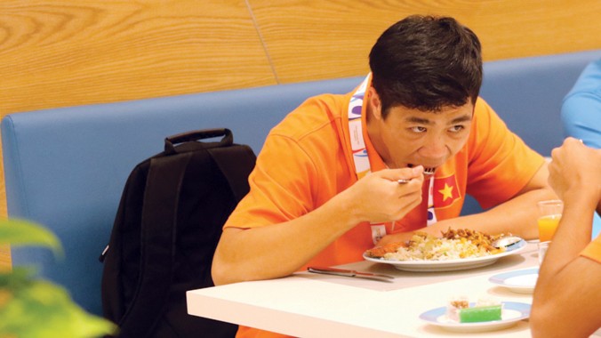 Bữa ăn trưa 26/5 tại Singapore được một tuyển thủ U23 đánh giá là “chịu được”