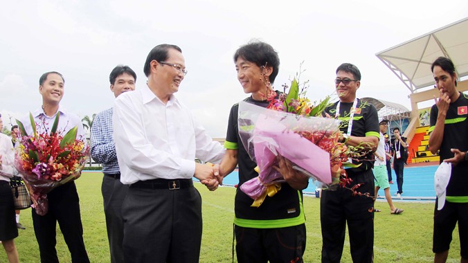 Đại sứ Việt Nam tại Singapore Nguyễn Tiến Minh thăm và động viên ĐT U23 Việt Nam. Ảnh: VSI