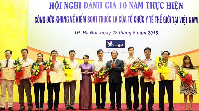 Tại Hội nghị, Bộ trưởng Nguyễn Thị Kim Tiến tặng hoa và bằng khen cho các tập thể có thành tích xuất sắc trong công tác PCTHTL