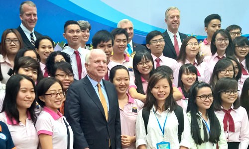 Thượng nghị sĩ John McCain chụp ảnh lưu niệm với sinh viên. Ảnh: Vnexpress