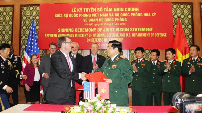 Bộ trưởng Quốc phòng Việt Nam Phùng Quang Thanh và Bộ trưởng Quốc phòng Mỹ Ashton Carter trao cho nhau bản Tuyên bố Tầm nhìn chung về quan hệ quốc phòng. Ảnh: Nguyễn Minh