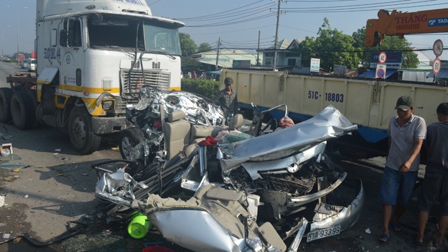 Hiện trường vụ xe container đầu kéo gây tai nạn làm 5 người tử vong rạng sáng 31/5