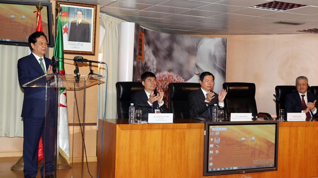 Thủ tướng Nguyễn Tấn Dũng phát biểu tại chuyến thăm Tập đoàn Dầu khí Sonatrach. Ảnh: Đức Tám
