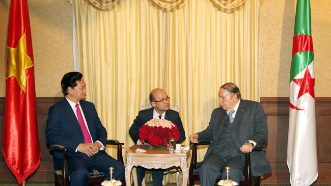 Ngày 2/6 (giờ Việt Nam) tại thủ đô Algeria, Thủ tướng Nguyễn Tấn Dũng hội kiến Tổng thống Algeria Abdelaziz Bouteflika. Ảnh: Đức Tám