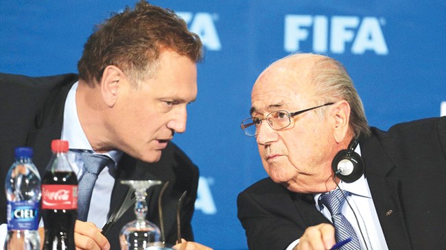 Ông Sepp Blatter (bên phải) trong phòng họp báo sau khi tuyên bố từ chức. Ảnh: EPA