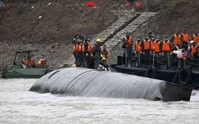 Vụ chìm tàu Trung Quốc: Tìm thấy 14 người sống, 26 thi thể