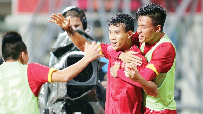 Bàn thắng của Thanh Hiền (giữa) đã giải tỏa tâm lý cho các cầu thủ U23 Việt Nam trong trận đấu đầy khó khăn với U23 Lào. Ảnh: VSI