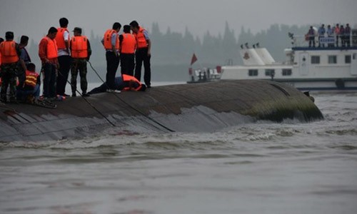 Tính đến đêm qua, lực lượng cứu hộ tìm thấy 14 người sống sót, 75 thi thể trong vụ chìm tàu ở Trung Quốc.