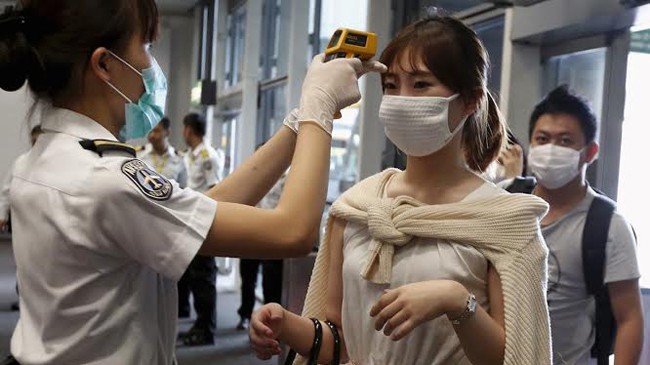 Một hành khách Hàn Quốc được đo thân nhiệt tại sân bay Hồng Kông ngày 6/6. Ảnh: Getty Images