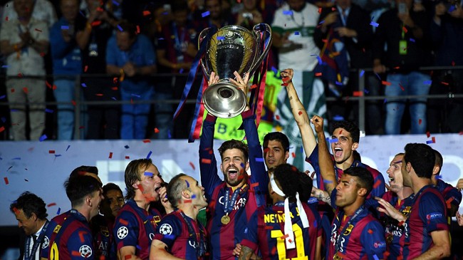 Các cầu thủ Barca ăn mừng chiếc cúp Champions League giúp họ trở thành đội bóng đầu tiên hai lần giành cú ăn ba. Ảnh: GETTY IMAGES