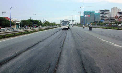 Mặt đường Mai Chí Thọ đoạn gần nút giao thông cầu vượt Cát Lái. Ảnh: Vietnamnet