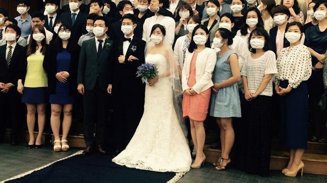  Bức ảnh cưới trở thành biểu tượng cho nỗi sợ bệnh MERS ở Hàn Quốc. Ảnh: Business Insider