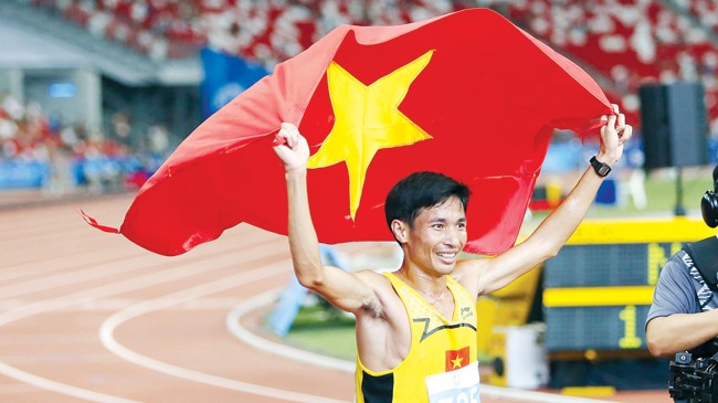 Nguyễn Văn Lai ăn mừng tấm HCV cùng kỷ lục SEA Games cự ly 5.000m nam. Ảnh: VSI