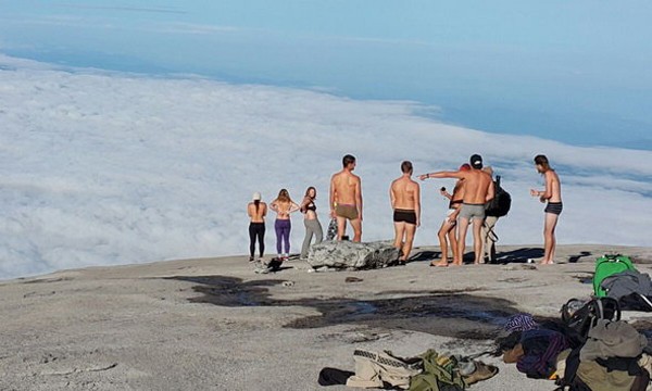 Giới chức bang Sabah cáo buộc nhóm du khách “bất kính với đỉnh núi thiêng” 