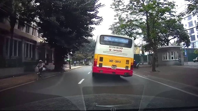 Một xe buýt bị nghiêng khi hoạt động trên đường Hà Nội. Ảnh: HV