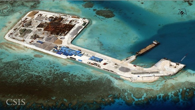 Trung Quốc đang bồi đắp, xây dựng đảo nhân tạo trái phép trên biển Đông. Ảnh: IISS