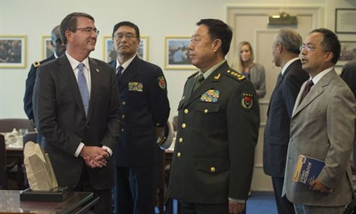Bộ trưởng Carter (trái) và tướng Phạm Trường Long (phải). 