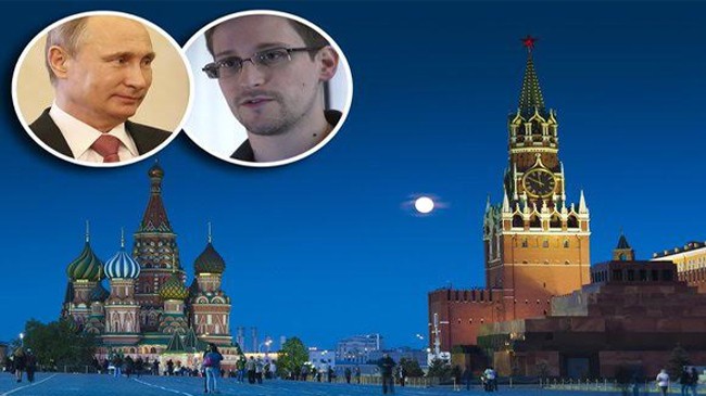 Edward Snowden (phải) ở Mátxcơva từ năm 2013 sau khi được Tổng thống Nga Vladimir Putin (trái) cho phép. Ảnh: Sunday Times