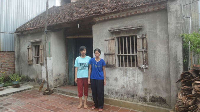 Hai mẹ con cựu TNXP Nguyễn Thị Lý trước căn nhà dột nát. Ảnh: K.N