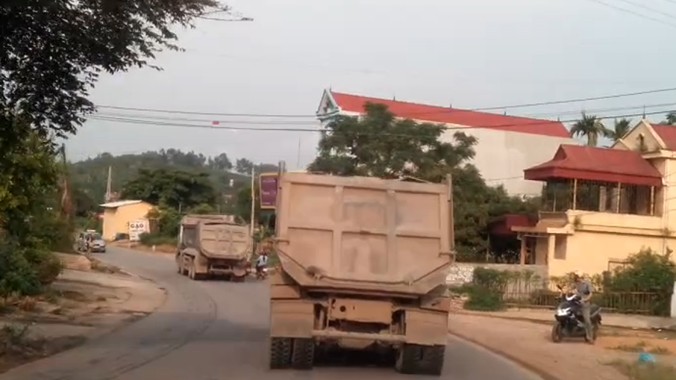 Xe quá tải nối đuôi nhau chạy trước mặt cảnh sát giao thông tại địa bàn huyện Phù Ninh (Phú Thọ)
