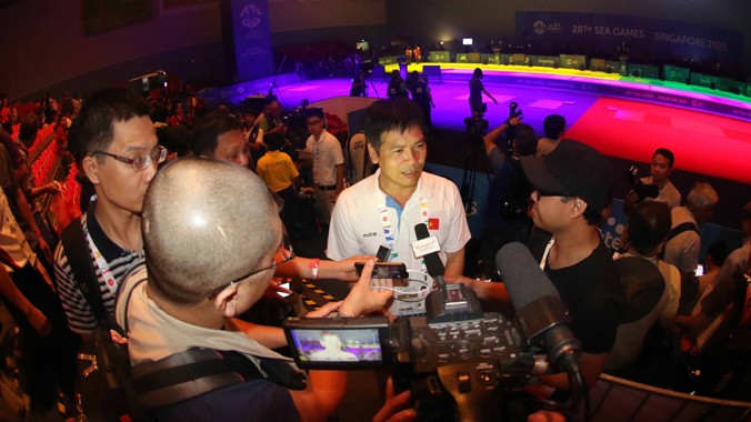 Trưởng đoàn TTVN Trần Đức Phấn trả lời phóng viên sau khi môn đấu kiếm mang tấm HCV đầu tiên của SEA Games 28 về cho Đoàn TTVN. Ảnh: VSI