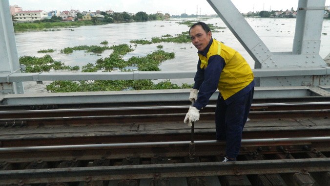 Nhân viên đường sắt gia cố lại đường ray sau sự cố đâm va cầu Bình Lợi. Ảnh: Huy Thịnh