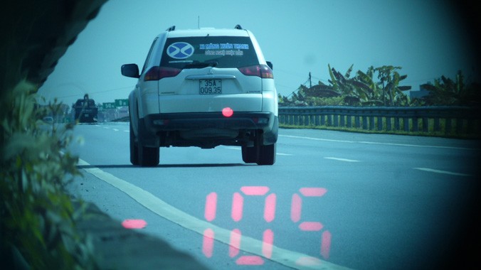Chiếc xe do anh C. điều khiển hiển thị trên máy đo tốc độ của lực lượng cảnh sát giao thông với tốc độ 105km/h