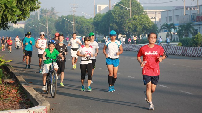 Thành viên SRC tập chạy xung quanh Khu chế xuất Tân Thuận, quận 7, TPHCM