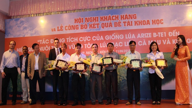 Đại diện Nông nghiệp Bayer Việt Nam và toàn cầu cùng các đối tác tham gia dự án tại buổi lễ