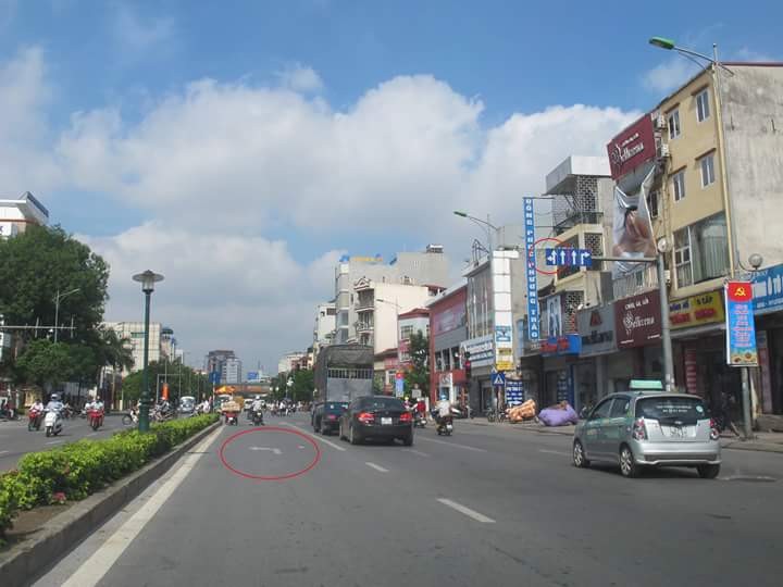 Biển báo trái khoáy trên đường Nguyễn Văn Cừ (Hà Nội) kiến nghị nhiều vẫn không được sửa