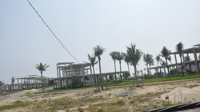 Một dự án ở ven biển Đà Nẵng chậm triển khai, mới có mấy bộ khung nhà. Ảnh: Nam Cường