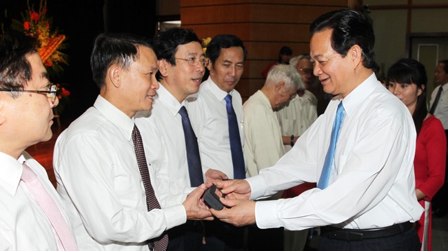 Thủ tướng Nguyễn Tấn Dũng tặng quà cho các đại biểu. Ảnh: TTXVN