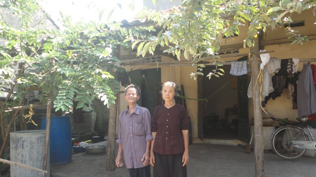 Vợ chồng cựu TNXP Nguyễn Phi Kế trước căn nhà xuống cấp