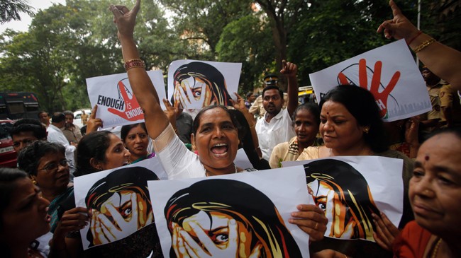 Biểu tình phản đối tình trạng hiếp dâm tràn lan ở Ấn Độ. Ảnh: PTI