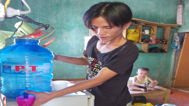 Công nhân tại khu công nghiệp vẫn chưa có nước sạch để dùng. Ảnh: Nguyễn Trang