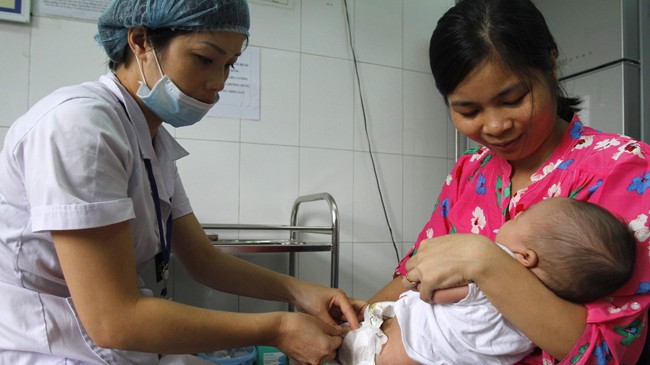 Tiêm vắc-xin mở rộng tại một Trung tâm Y tế ở Hà Nội. Ảnh: Như Ý