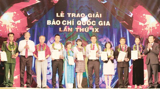 Chủ tịch nước Trương Tấn Sang và Trưởng ban Tuyên giáo T.Ư Đinh Thế Huynh trao giải A báo chí quốc gia cho các tác giả. Ảnh: Như Ý