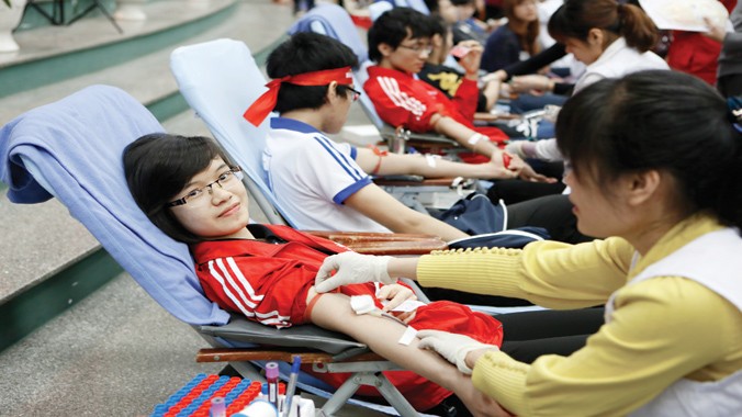 Đông đảo sinh viên tham gia hiến máu trong ngày Chủ Nhật Đỏ 2015 do báo Tiền Phong tổ chức. Ảnh: Hồng Vĩnh