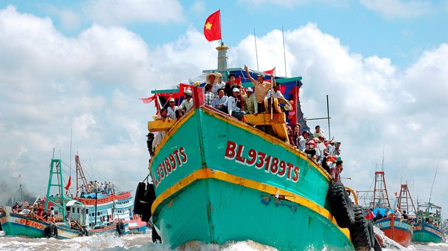 Tàu cá Việt Nam rẽ sóng vươn khơi. Ảnh: Hồng Vĩnh