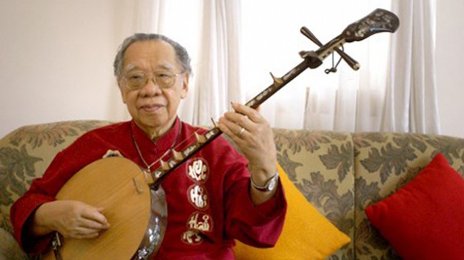 GS Trần Văn Khê thông thạo nhiều loại nhạc cụ dân tộc