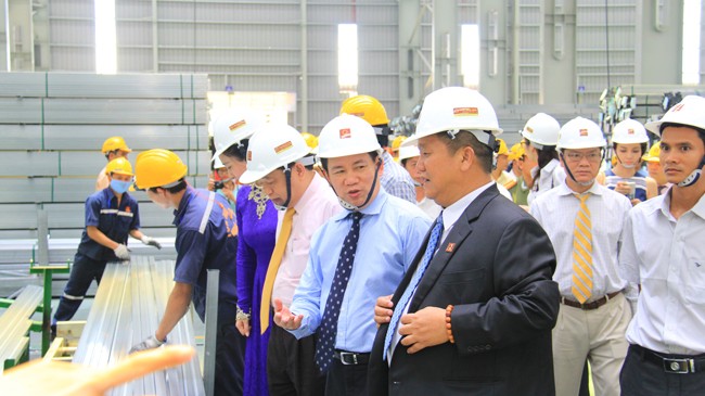 Ông Hồ Đức Phớc, Bí thư tỉnh ủy Nghệ An cùng Chủ tịch Tập đoàn Hoa Sen Lê Phước Vũ thăm nhà máy của Hoa Sen tại KCN Nam Cấm