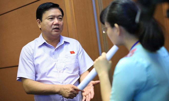 Bộ trưởng Đinh La Thăng trao đổi với báo chí bên lề Quốc hội sáng 25.6. Ảnh: Lao Động.